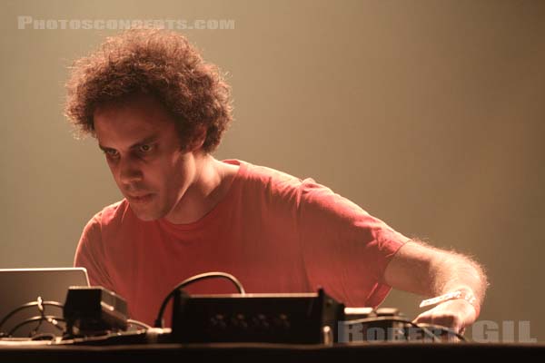 FOUR TET - 2014-06-05 - PARIS - Espace Charlie Parker - Grande Halle - 